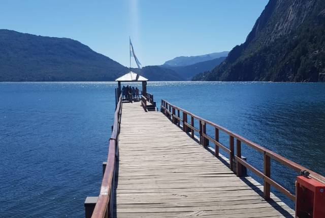Hua Hum navegando pelo lago
